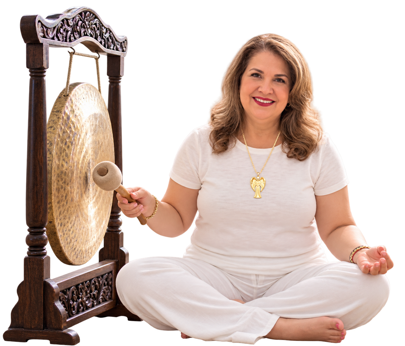 Aymée de los Ángeles sentada junto a un gong